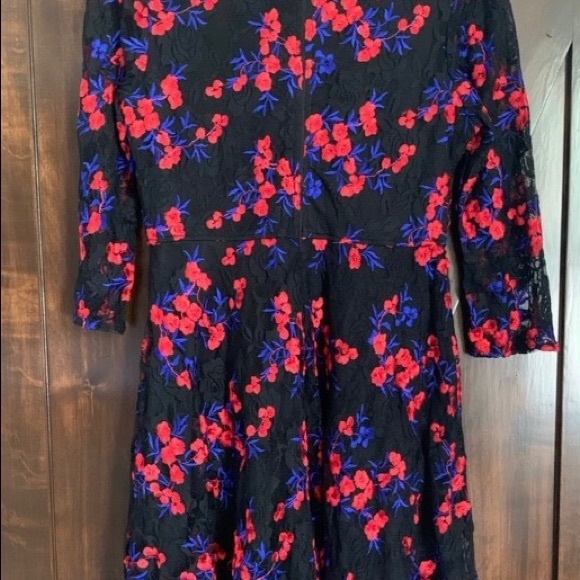 Lulu’s V-neck Lace Dress - Picture 4 of 7